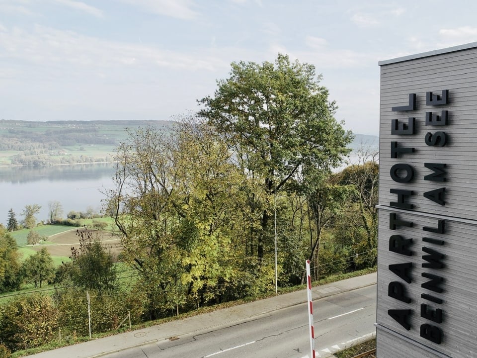 Hotel mit Seeblick.