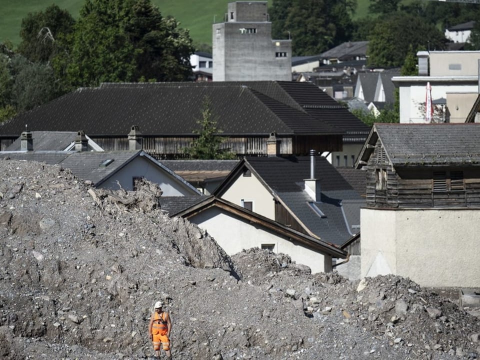 Ein Arbeiter vor Schutt, aufgenommen am Dienstag, 27. August 2024, in Schwanden. 