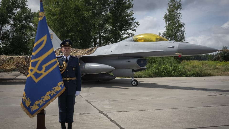 Ein ukrainischer Offizier steht Wache bei einem frisch gelieferten F-16-Kampfflugzeug.