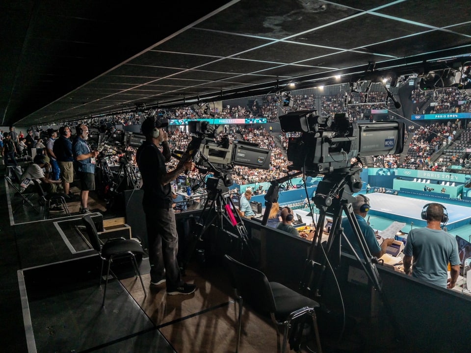 Paris 2024: Kameramänner in der Arena Bercy.