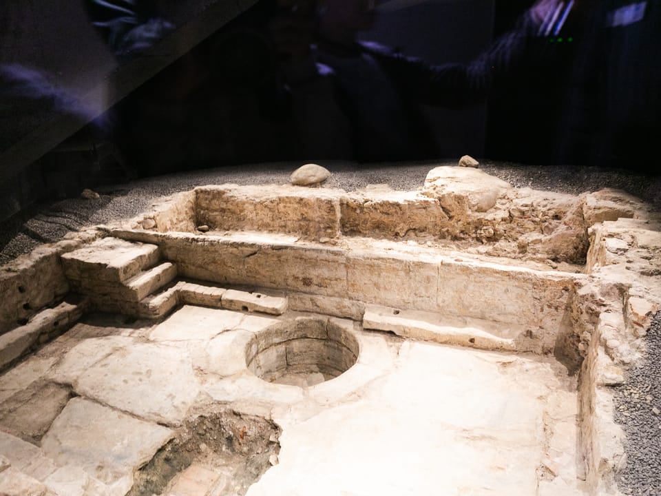 Ein steiniges Überbleibsel eines römischen Bads.