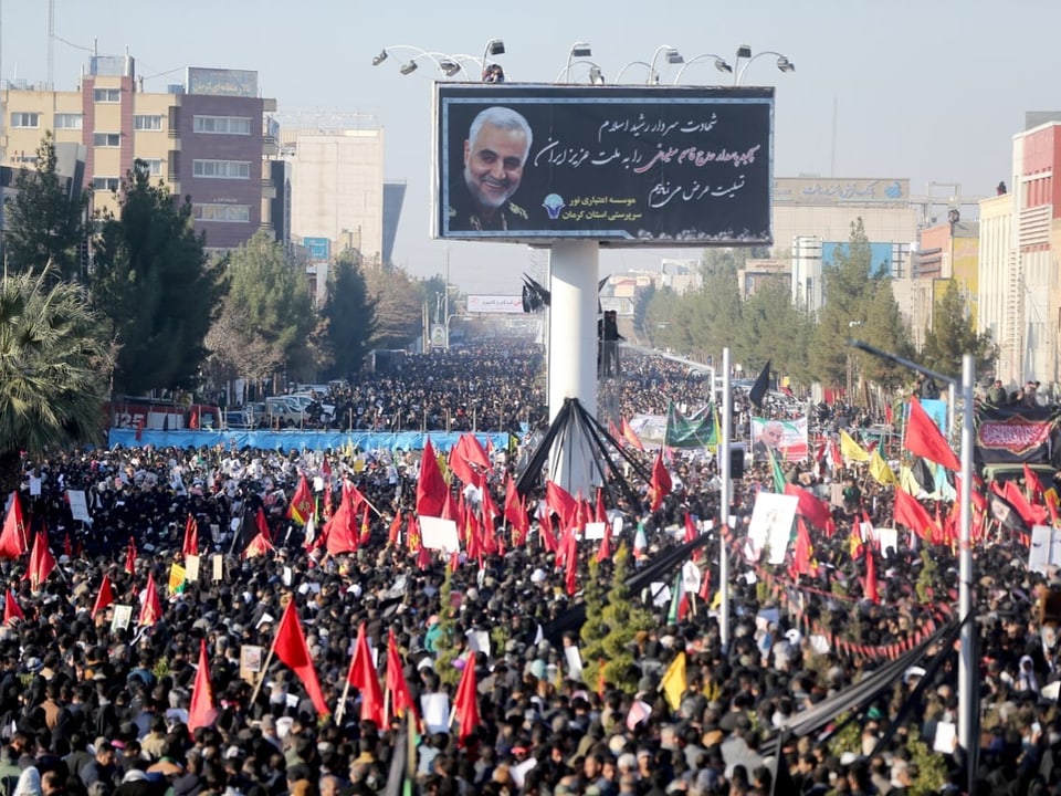 Iranerinnen und Iraner nehmen an einem Trauerzug und einem Begräbnis des Generals Ghassem Soleimani in Kerman teil.