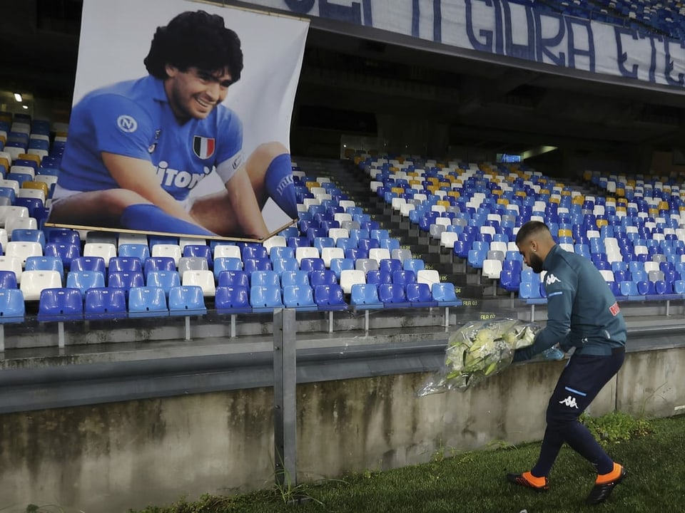 Lorenzo Insigne legt Blumen vor Maradonas Foto nieder