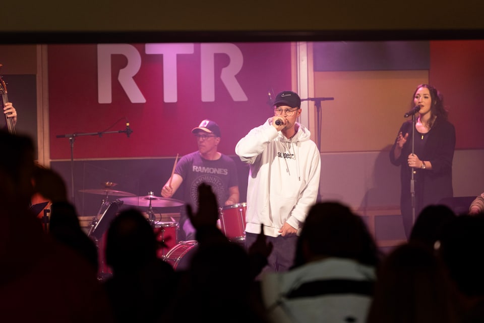 Der Rapper Sirius auf der Bühne am langen Samstag 2024 in Chur bei RTR.