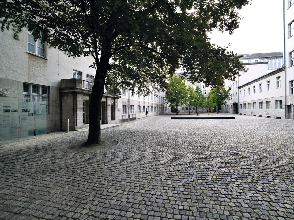 Ansicht des Innenhofs. Vorne links, am Ort der Hinrichtung steht ein Baum.