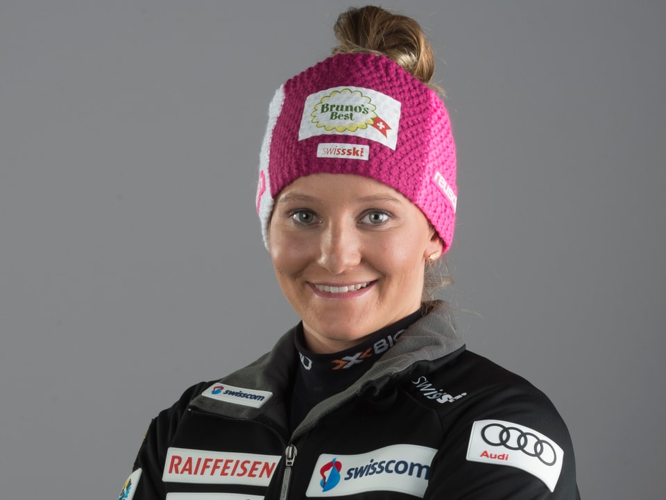 Carole Bissig posiert für eine offizielle Aufnahme von Swiss-Ski.