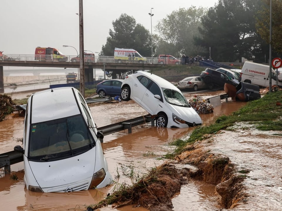 Autos in Überschwemmung nach starkem Regen.