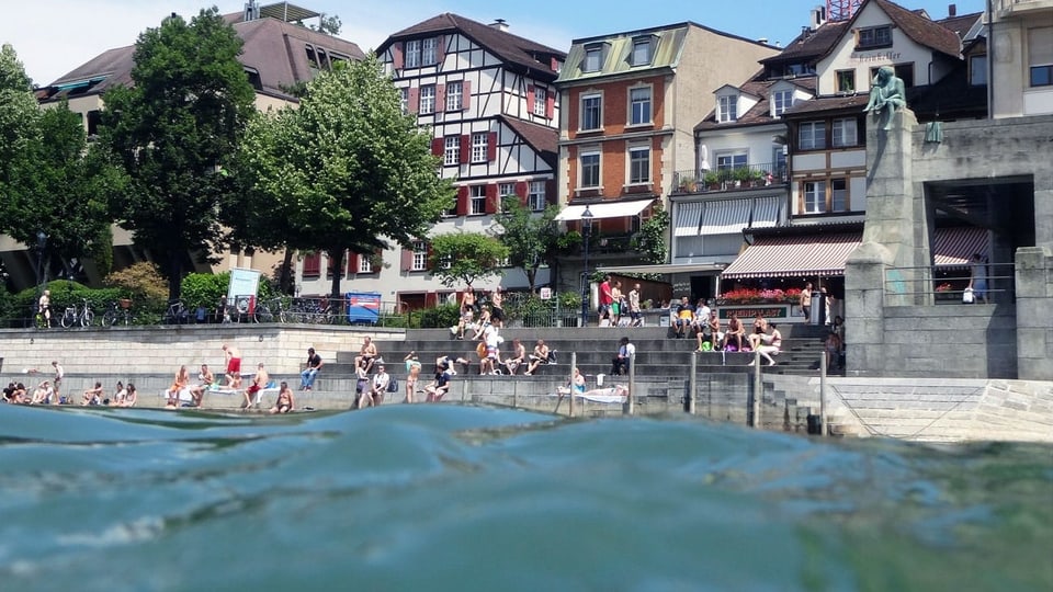 Leute baden im Rhein in Basel.