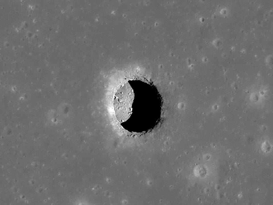 Runde Höhle auf dem Mond.