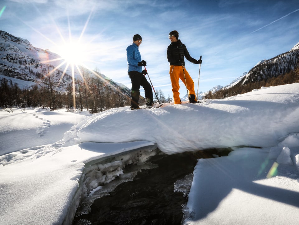 Zwei Skifahrer inmitten unberührter Natur, 