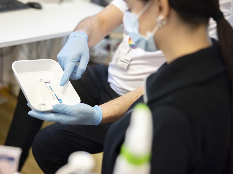 Zwei Personen bei der medizinischen Handschuh-Tray-Beratung.