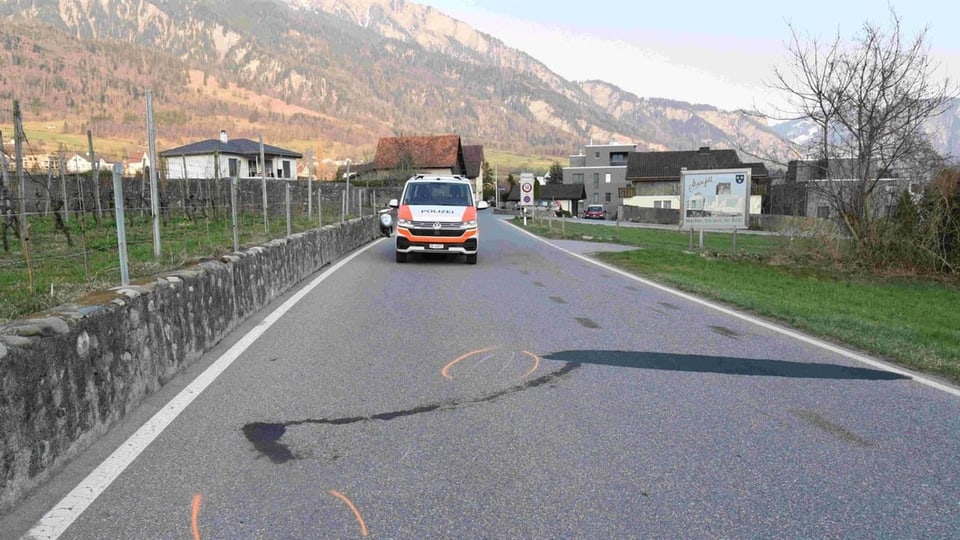 Via da Fläsch cun in auto da polizia gist avant il vitg da Maiavilla.