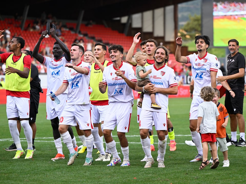 Spieler des FC Sion jubeln im Tourbillon.