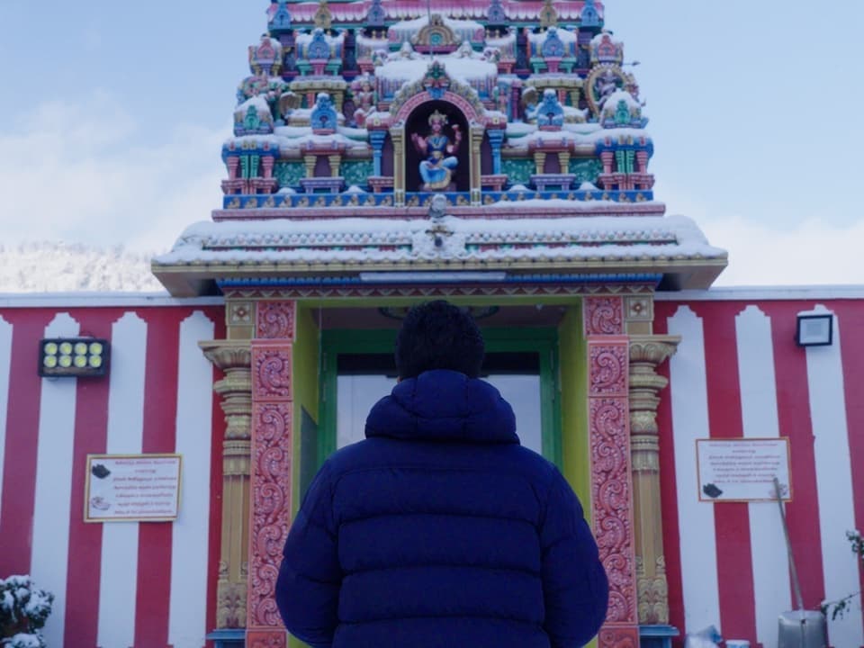 Jeni vor dem Tempel