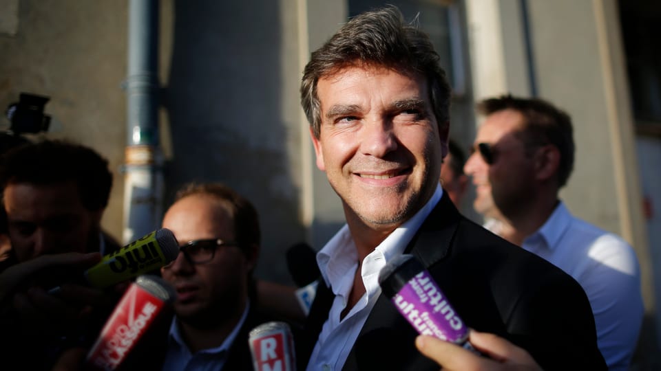 Arnaud Montebourg stellt sich Fragen von Journalisten.