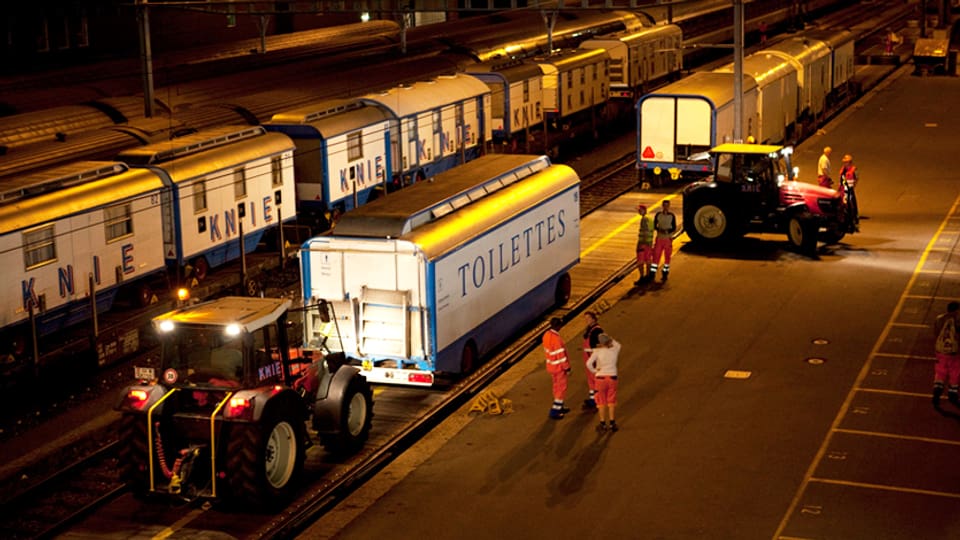 Cun tractors vegnan las rulottas ed autra rauba chargada sin ils chars da viafier.