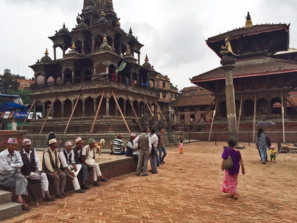 Menschen sitzen auf dem Patan Durbar Square