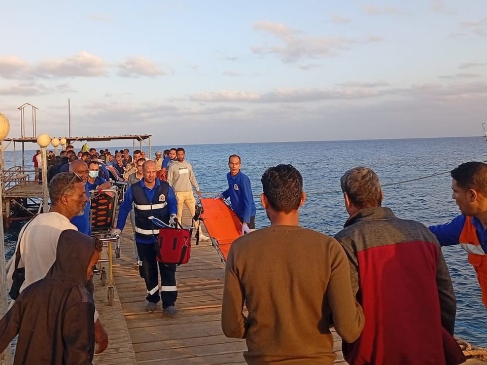 Sanitäter warten auf Überlebende des Bootsunglücks im Roten Meer.