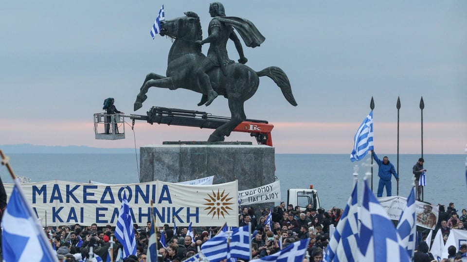 Alexander der Grosse auf einem Pferd, Menschen mit griechischen Flaggen