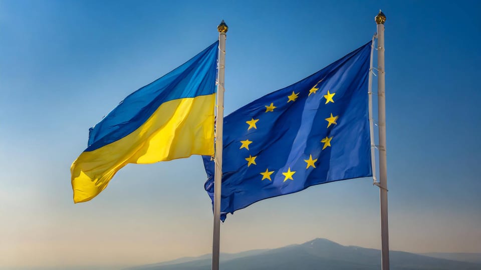 Ukrainische und EU-Flaggen wehen im Wind.