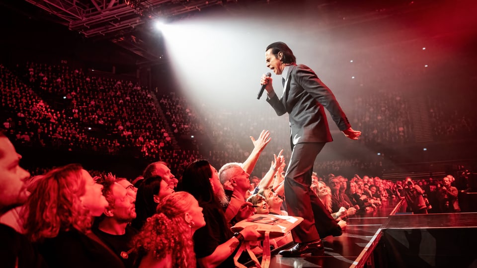 Nick Cave auf der Bühne im Hallenstadion