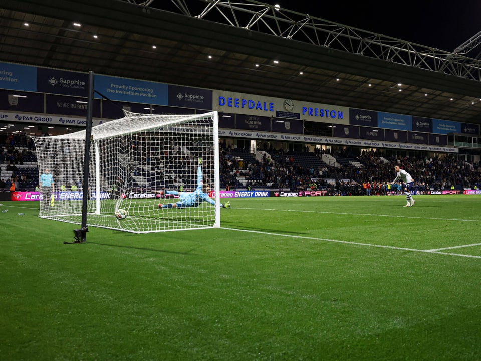 Fussballtorhüter versucht, einen Elfmeter zu halten, im Deepdale Stadion.