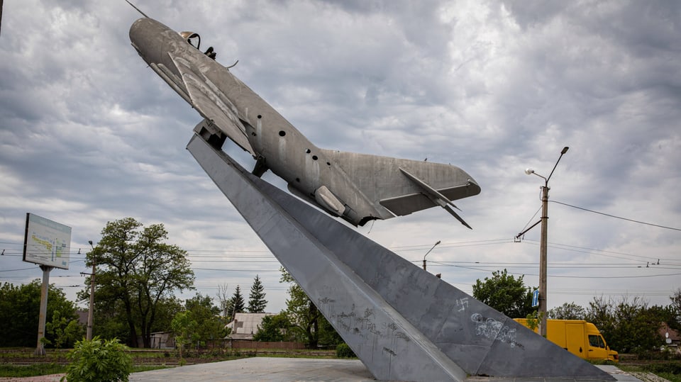 Das gesprengte Mig-Denkmal in Bachmut