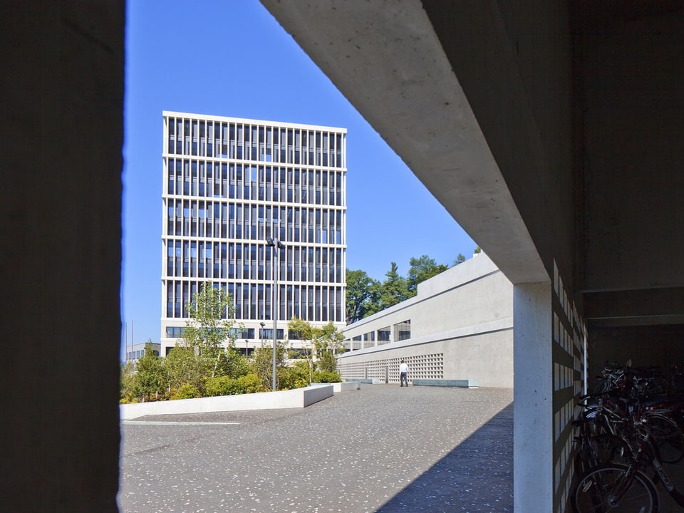 Moderner Gebäudekomplex mit blauem Himmel.