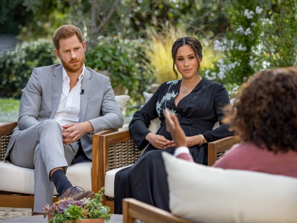 Harry und Meghan sprechen in einem Garten mit Oprah Winfrey.