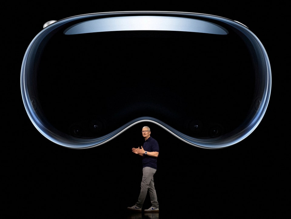 Mann stellt neue VR-Brille vor.