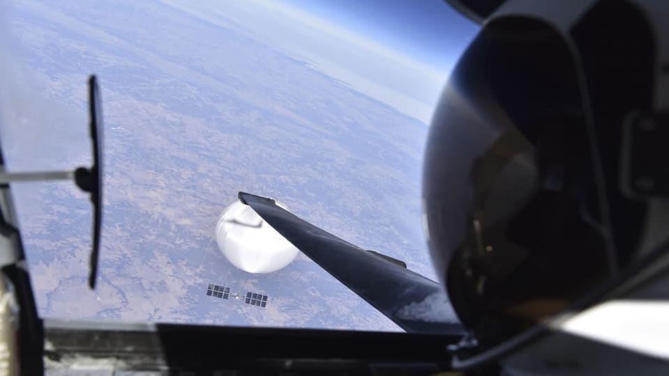 Aufnahmen aus dem Cockpit einen US-Kampfjet über dem vier Tage später abgeschossenen Ballon über Montana 