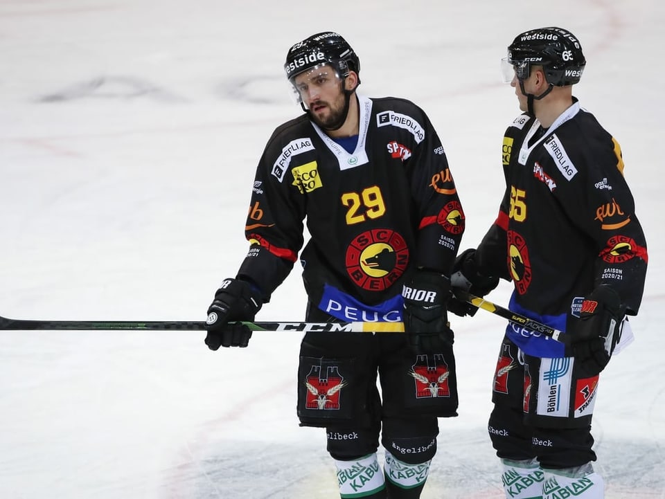 Enttäuschte Spieler des SC Bern.