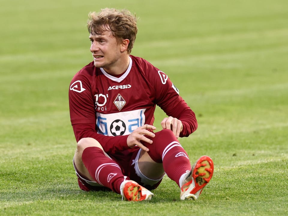 Ein Bellinzona-Spieler sitzt am Boden.