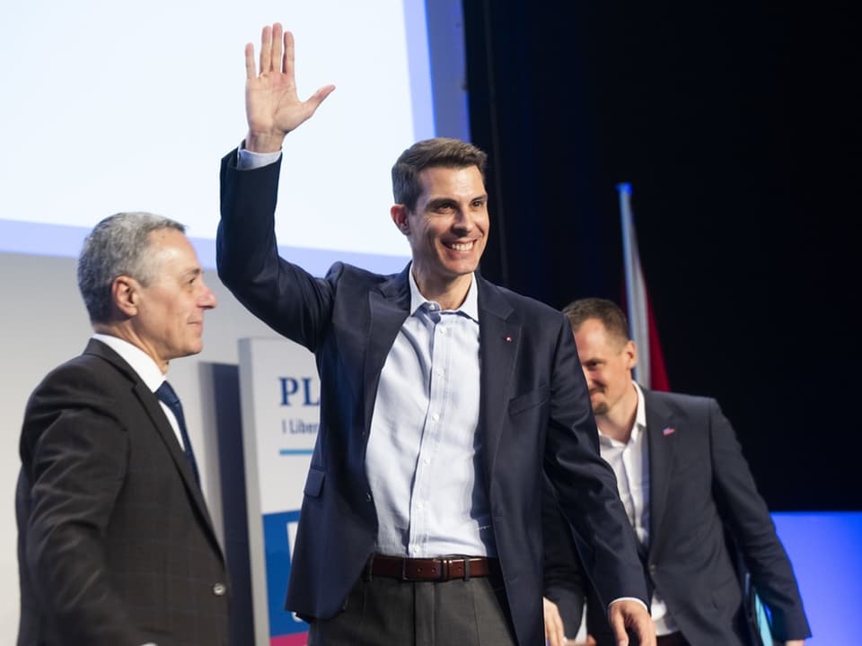 FDP-Präsident Thierry Burkart winkt den Delegierten zu.