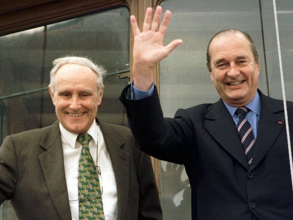 Cotti und Chirac winken vom Schiff her.