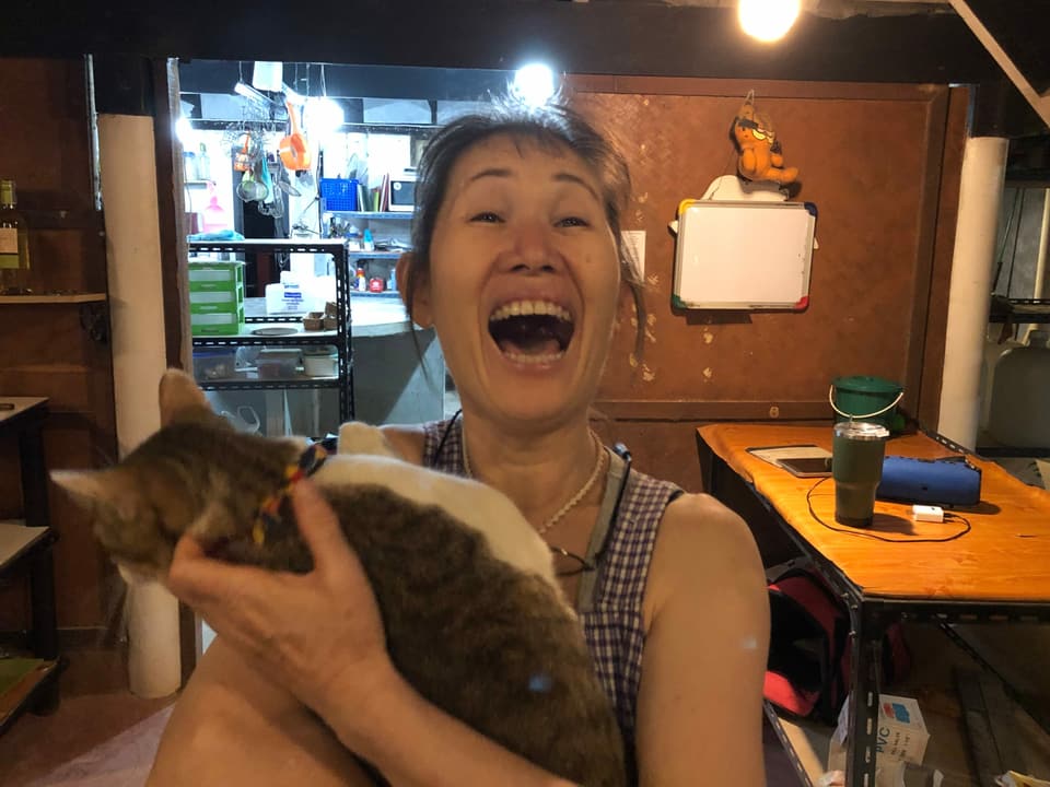 Chiyoko Yamaguchi mit einer Katze im Arm