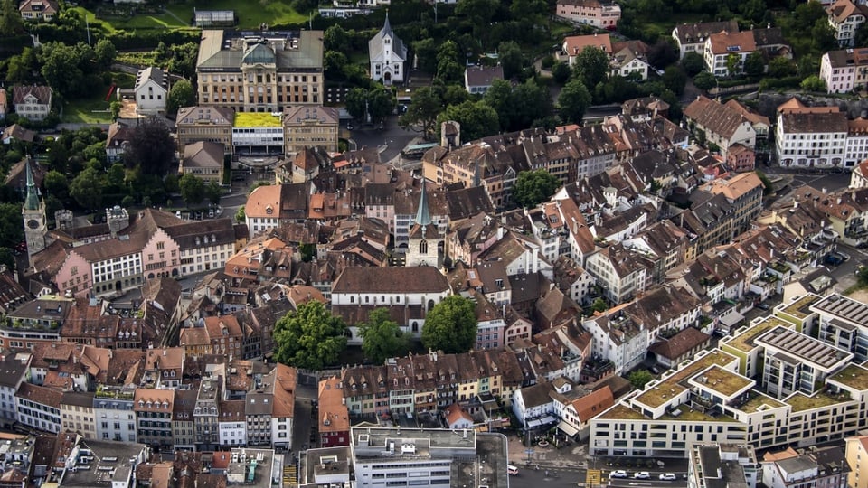 Ein Blick aus der Luft auf das Stadtzentrum und die Altstadt von Biel.