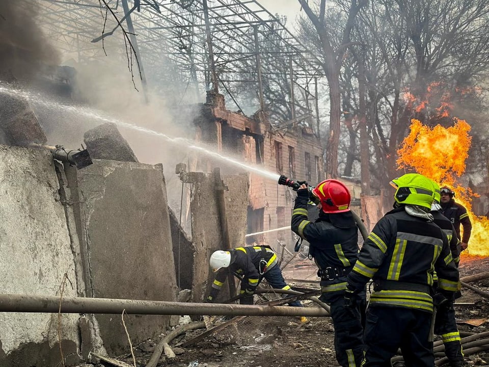Feuerwehrleute löschen brennendes Gebäude