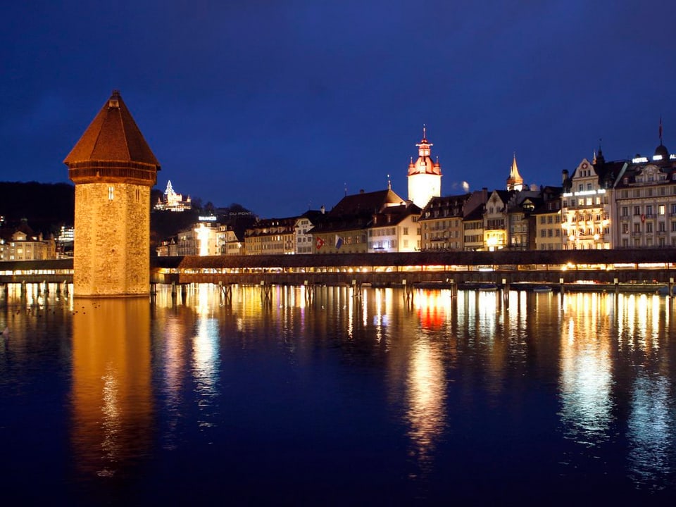 Die Stadt Luzern in Abendbeleuchtung am 8. Dezember 2008.