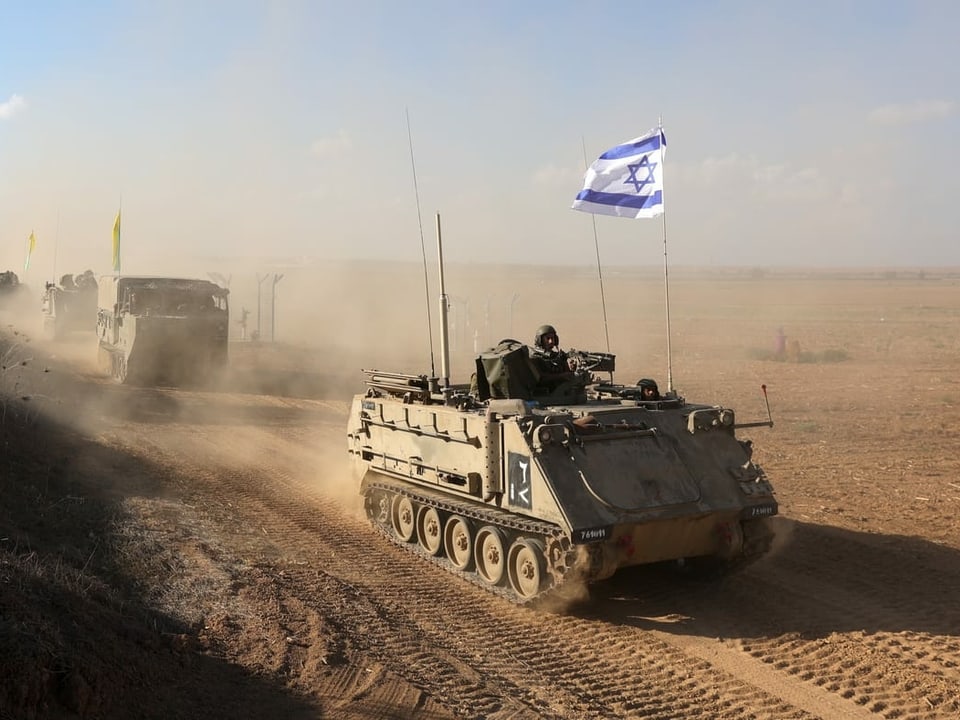 Israelische gepanzerte Mannschaftstransporter (APCs) manövrieren in einem Gebiet entlang der Grenze zum Gazastreifen im Süden Israels.