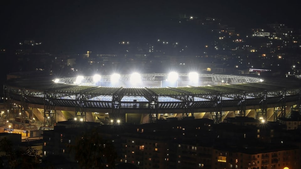 Zu Ehren Maradonas gehen im Stadion des SSC Neapels die Lichter an. Es soll neu den Namen Maradonas tragen. 