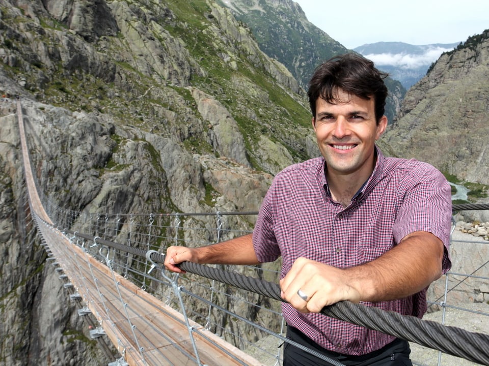 Marc Jost auf einer Hängebrücke.