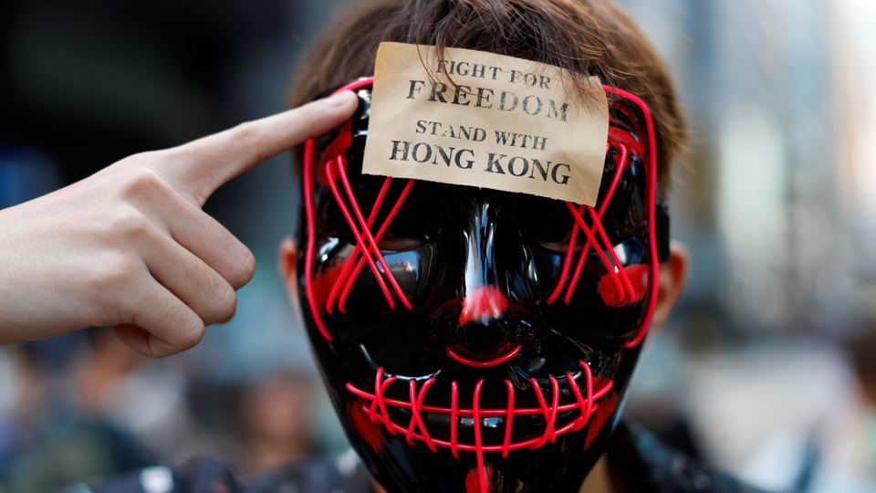 Ein Demonstrant mit Maske