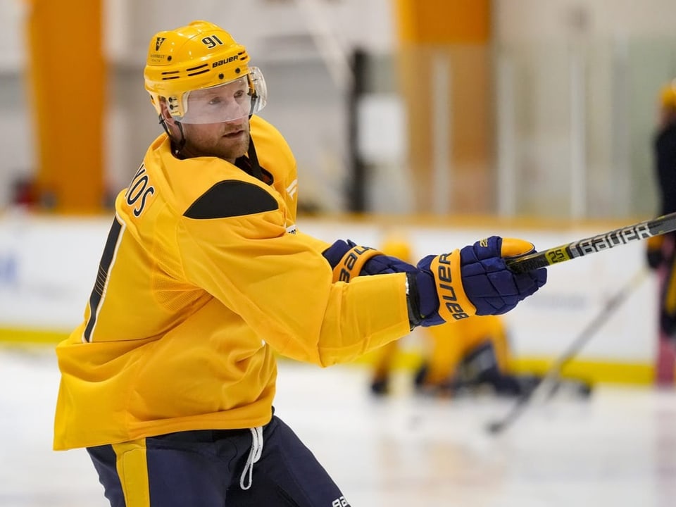 Eishockeyspieler in gelbem Trikot beim Training auf dem Eis.