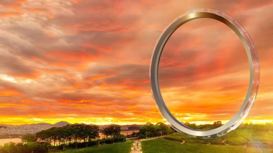 Glassig-Metallern schillernder Ring von mehreren hunder Meter Grösse in Landschaft, hinten Sonnenuntergang