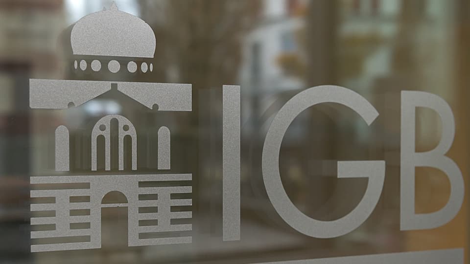 IGB-Schriftzug auf Glastüre