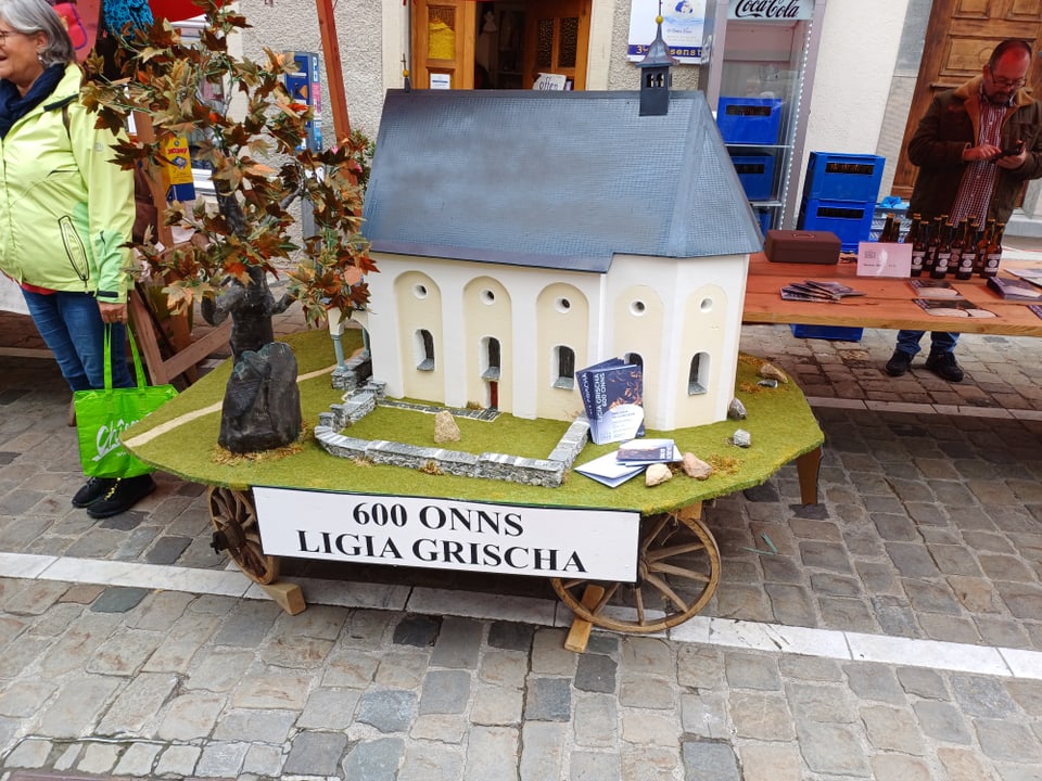 Modell einer kleinen Kirche auf einer Ausstellungsfläche.