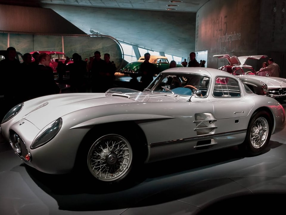 Ein Mercedes-Benz 300 SLR Uhlenhaut Coupé wird an einer Messe ausgestellt.