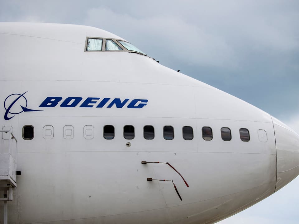 Nahaufnahme einer Boeing Flugzeugnase.