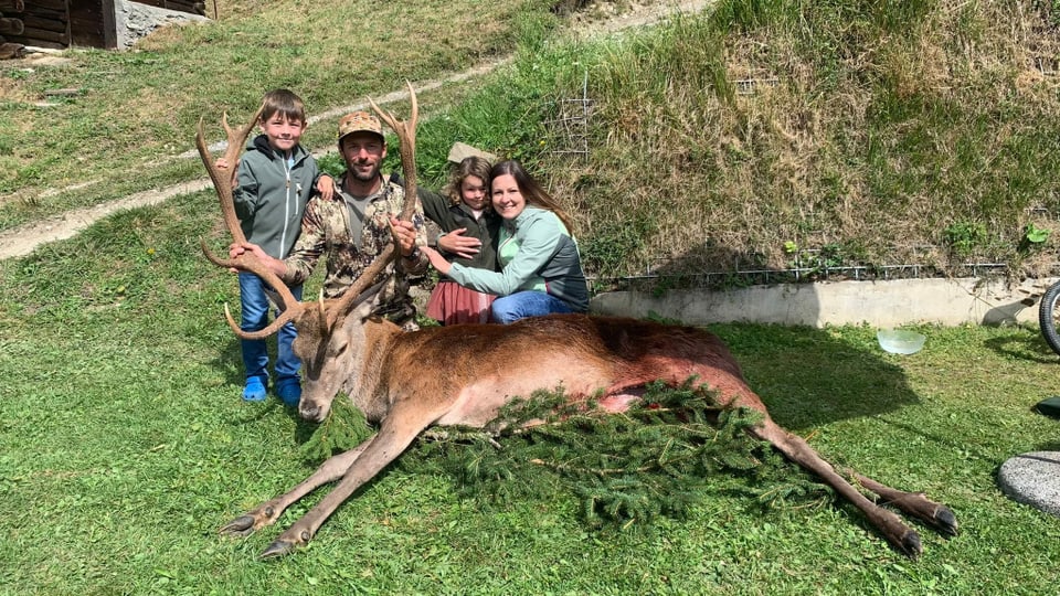 Il taur da 12 sajettà da Martin Mark cun sia dunna Seraina ed ils uffants Lio e Mia.